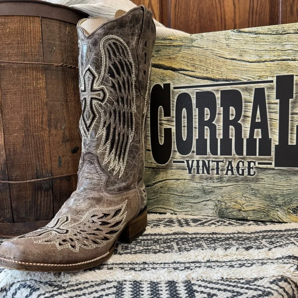 Women’s Corral Western Cowboy Boots with Black Inlay Wing and Cross Design - Picture 5 of 8